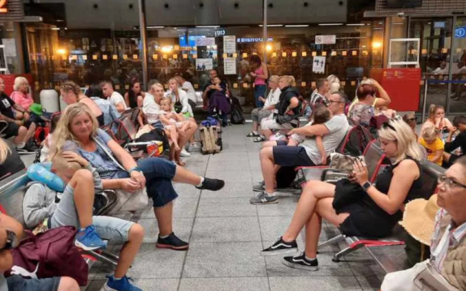 Cestující uvízli na letišti v Bulharsku. Na co má člověk při čekání nárok?