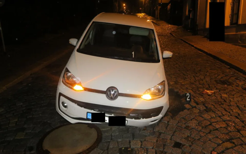 Během přívalových deštů se pod autem v Jablonci nad Nisou propadla vozovka