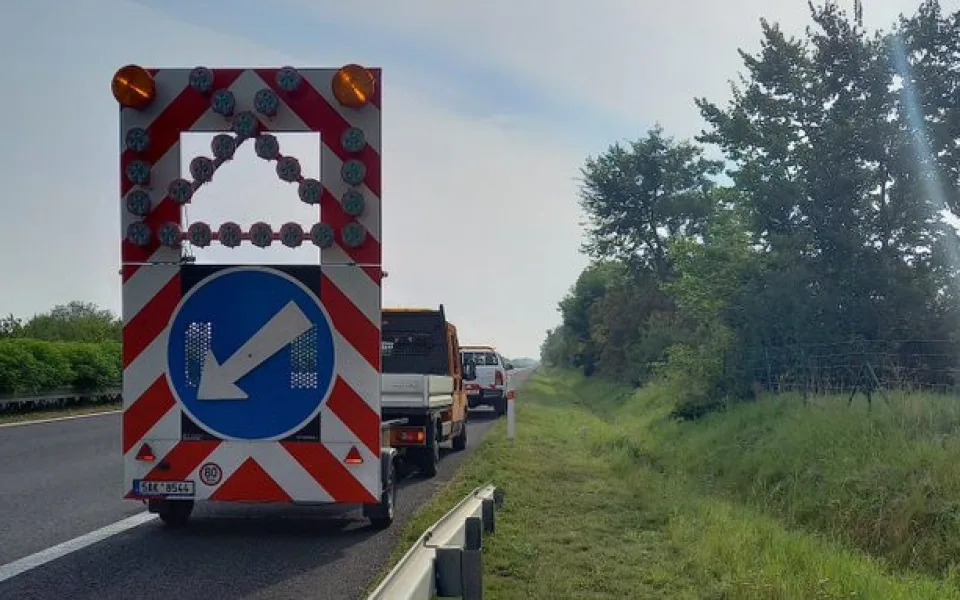 O víkendu čeká řidiče dopravní omezení na dálnici D10. Na svijanském mostě přibydou nosníky