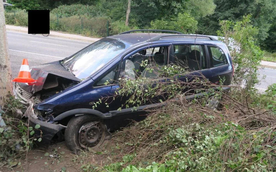 Čelní srážka ve Smržovce. Řidič přejel do protisměru, neví se proč