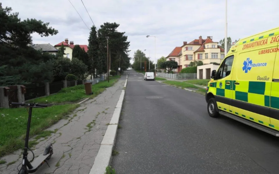 Nehoda na Českolipsku. Děti srazily seniorku na elektrokoloběžce