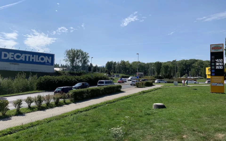 Město chystá úpravu u Globusu. Na kruhovém objezdu přibude odbočovací pruh