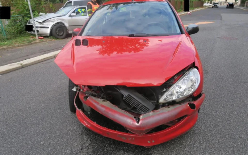 Přehlédla dopravní značku. Řidička v Jablonci nad Nisou nedala přednost v jízdě a vjela do křižovatky