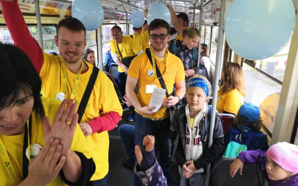 Tichá tramvaj aneb pojízdná učebna pro minikurz znakového jazyka. Libercembude jezdit v pondělí