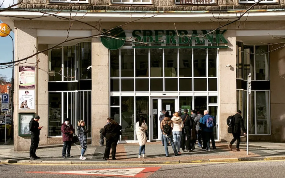 Mimoni zůstalo na účtu u Sberbank 15 mil. Kč. Většinu chce město získat zpět