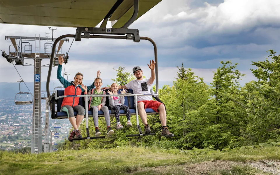 Ve Skiareálu Ještěd odstartovalo babí léto. Za lanovku a atrakce mohou rodiny ušetřit i stovky korun