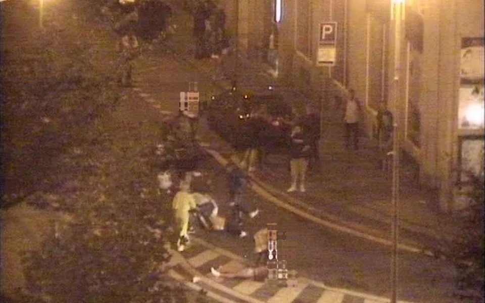Bitka v centru Liberce. Před barem Amigos se rvalo hned několik lidí