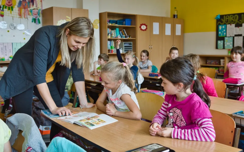 Covid nás od práce neodradil, ale peníze ano, říkají mladí učitelé