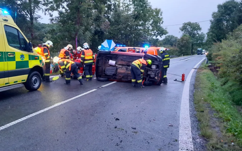 Ranní nehoda u Frýdlantu uzavřela silnici. Auto se převrátilo na střechu
