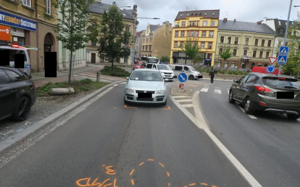 Auto srazilo v Jablonci nad Nisou chodkyni. Vstoupila do vozovky mimo vyznačený přechod