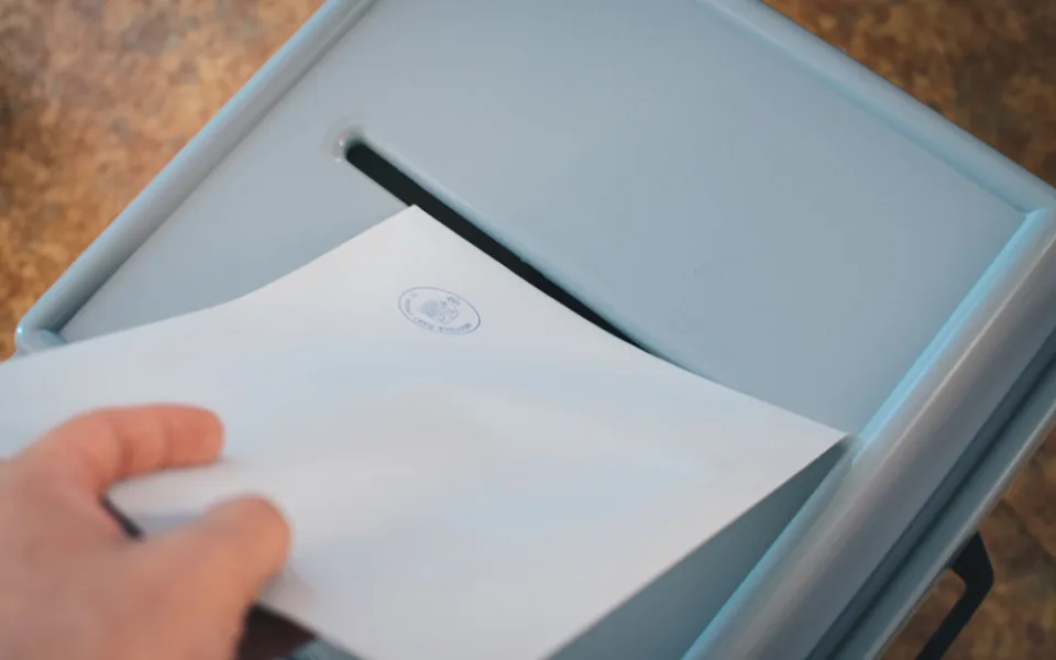 Voliči by už měli mít ve schránkách volební lístky. V Liberci budou lidé vybírat z deseti kandidátek