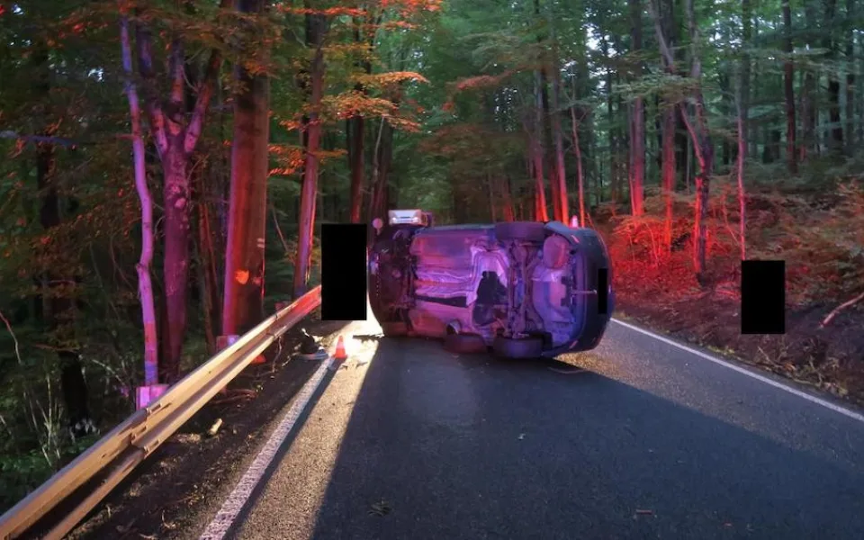 Nehoda v Oldřichovském sedle. Po srážce skončilo auto na boku