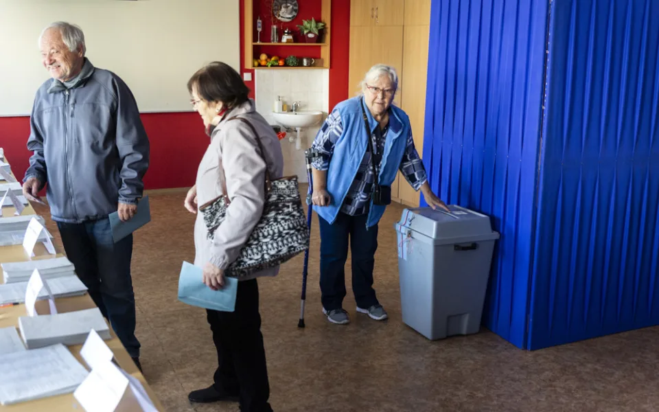 VOLBY 2022: Volební místnosti se opět otevřely. Lidé vybírají zastupitele a na Liberecku i senátora