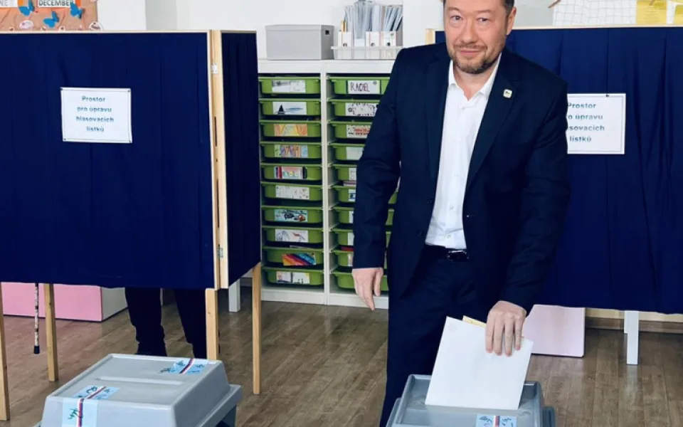 Odvoleno, radoval se Okamura. Omylem dal hlas TOP 09