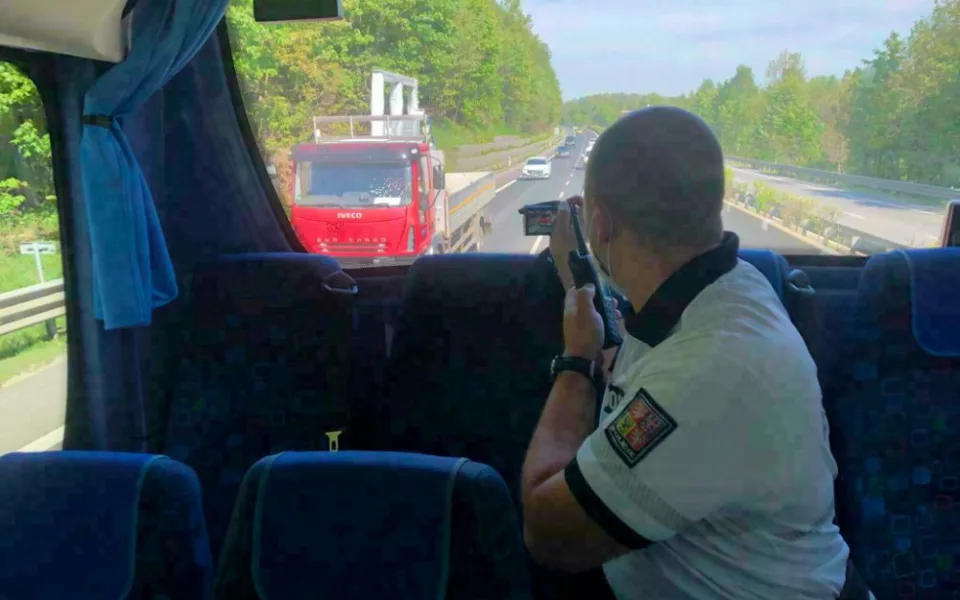 Policisté si z autobusu posvítili na řidiče. Mnozí nepoužívají bezpečnostní pásy