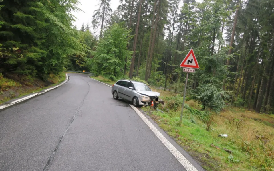 Řidička na Jablonecku nezvládla projet zatáčku a dostala smyk. Narazila do pařezu