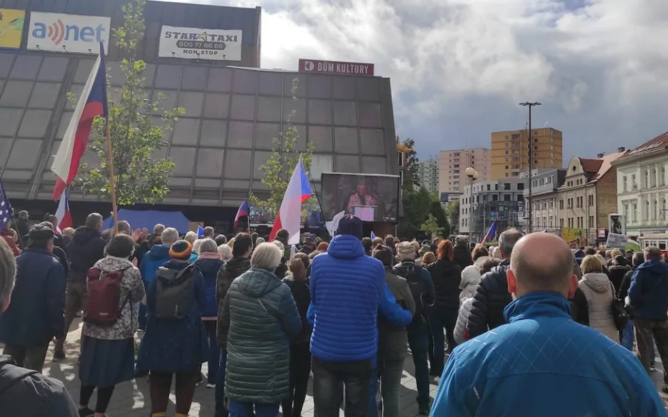 Demonstrovalo se také v Liberci, před kulturák přišly stovky lidí