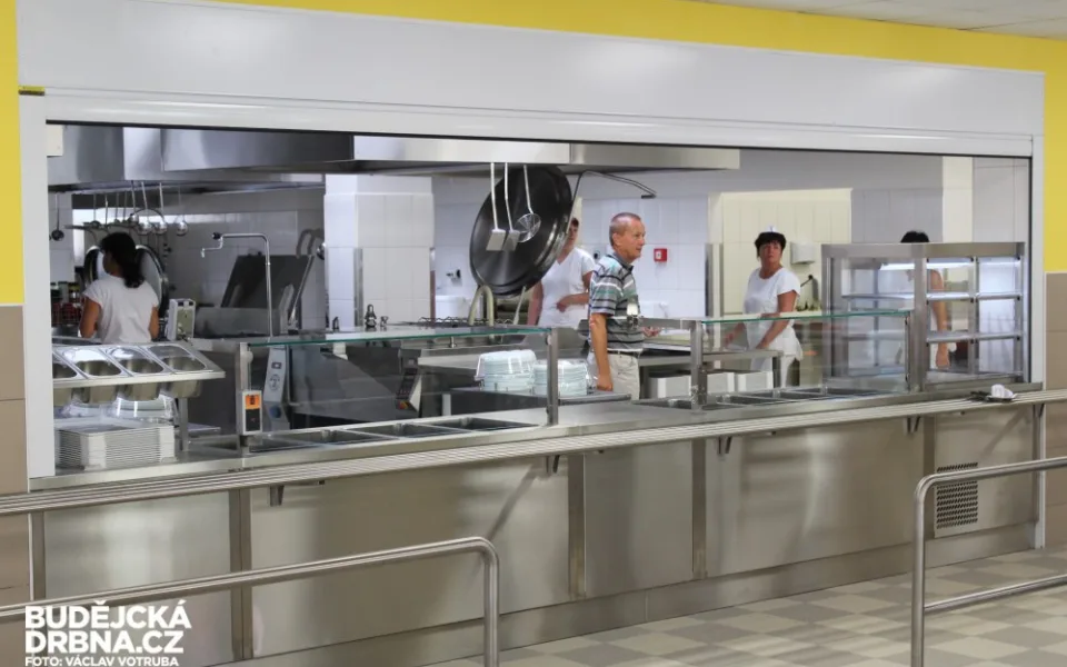 Průměrná cena školních obědů pro patnáctileté se zvedla na více než 35 korun