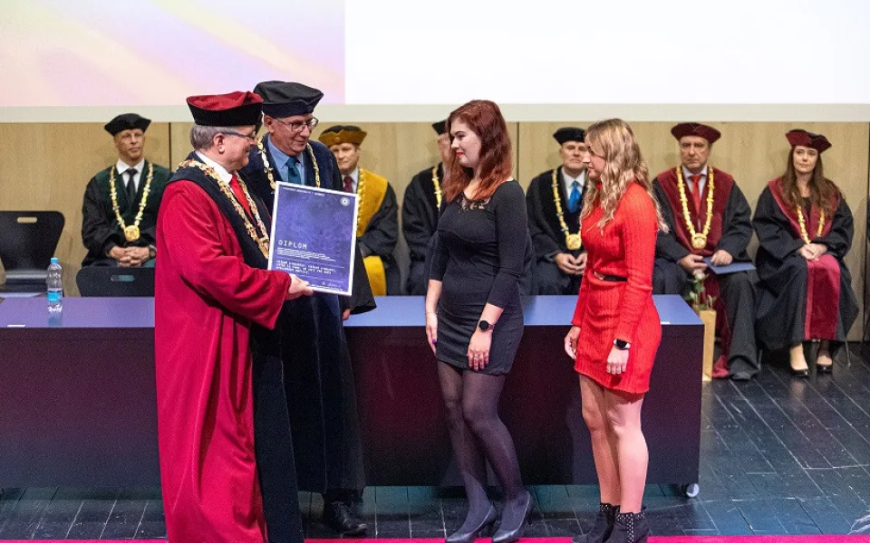 Studentky fakulty přírodovědně-humanintí a pedagogické přebírají diplom s poděkováním