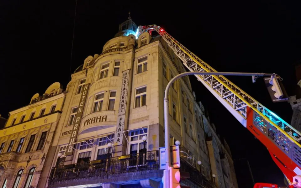 Na náměstí před libereckou radnicí zachraňovali hasiči muže z výškové budovy