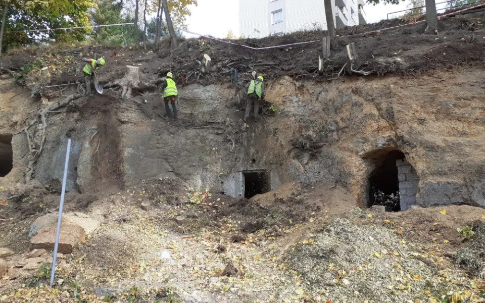 Kácení i odtěžení nestabilních bloků hornin. Město sanuje skalní masiv v Pastýřské
