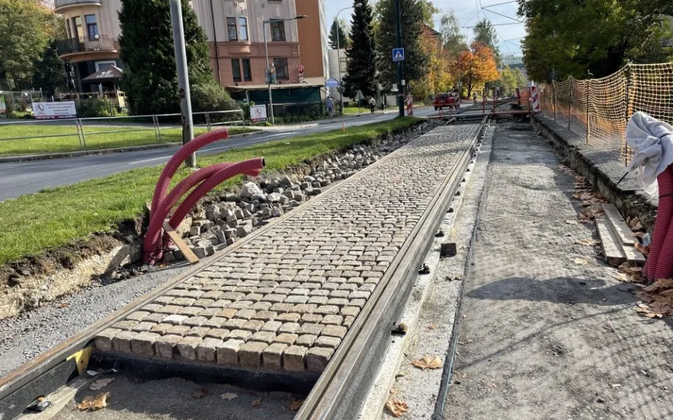 Nová výhybna, most i společný přejezd tramvaje a železnice. Modernizace tramvajové tratě do Jablonce přinese změny