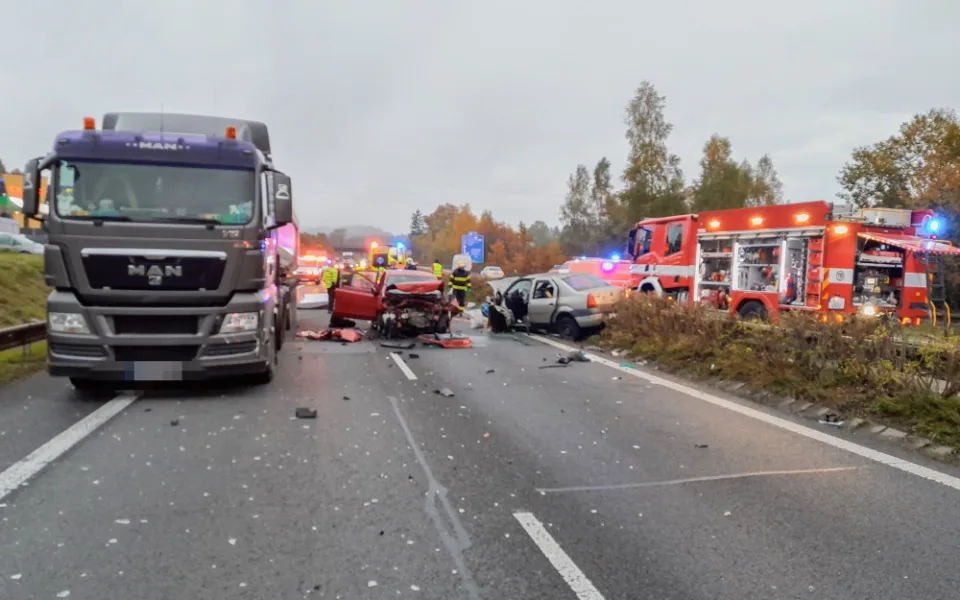 Vážná nehoda na příjezdu do Liberce. Dva lidé jsou po srážce dvou aut s náklaďákem v kritickém stavu