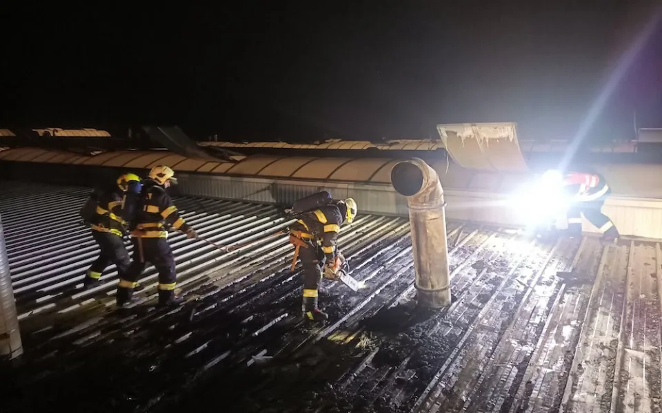 Hasiči pět hodin likvidovali požár střechy průmyslové haly v Zákupech