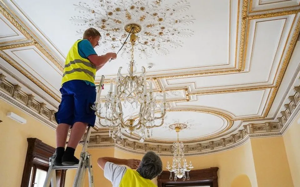 Do Liebiegova paláce se vrátí historické lustry. Oblastní galerie Liberec je vyřazuje