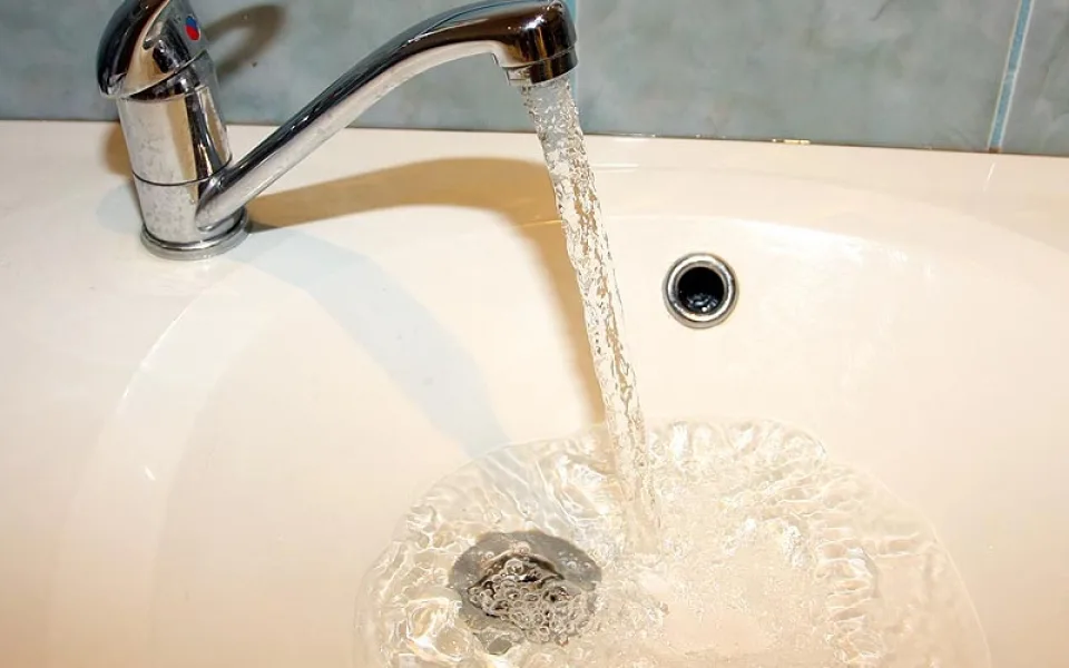 Šetříte na energiích? Pozor na legionellu, varují liberečtí hygienici