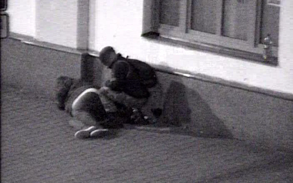 Opilý muž usnul na zemi před vlakovým nádražím. Zloděje zachytila kamera