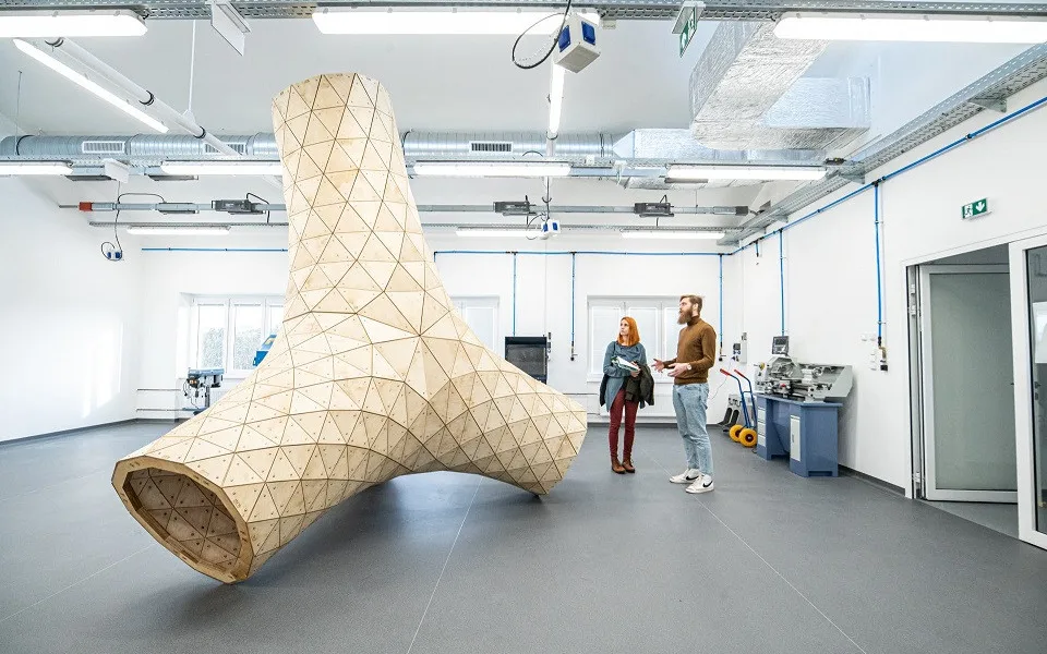 Jedné z prostor laboratoří vévodí tato skulptura Iva Loudy z FUA. Foto: Anna Šíma Kopková