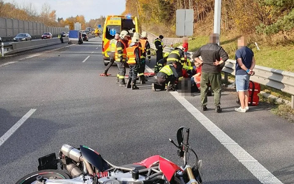 U Jeřmanic havaroval automobil, následně do něj narazili dva motorkáři