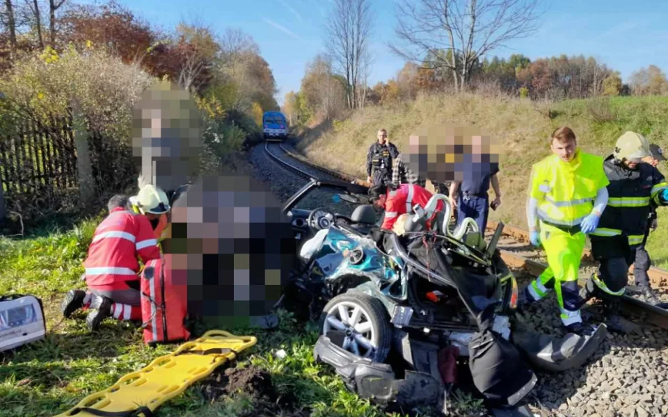 V Jablonném v Podještědí se srazil vlak s osobním vozidlem. Při nehodě se zranily dvě osoby