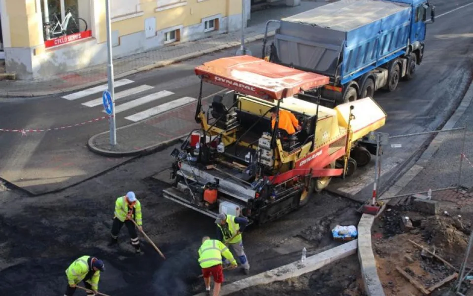 Pokládka asfaltu na křižovatce ulic Kamenná a Smetanova