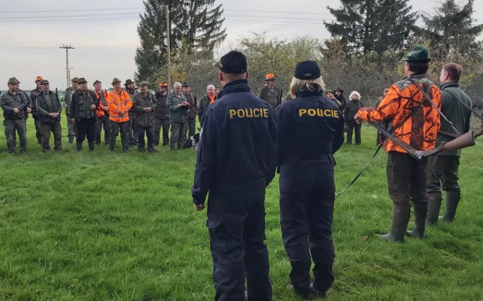 Myslivci vyráží do lesů. Na loveckou sezonu dohlíží policisté namátkovými kontrolami