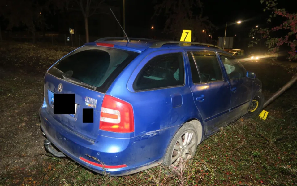 Řidič v Jablonci nad Nisou narazil do středu kruhového objezdu. Chtěl se vyhnout kočce