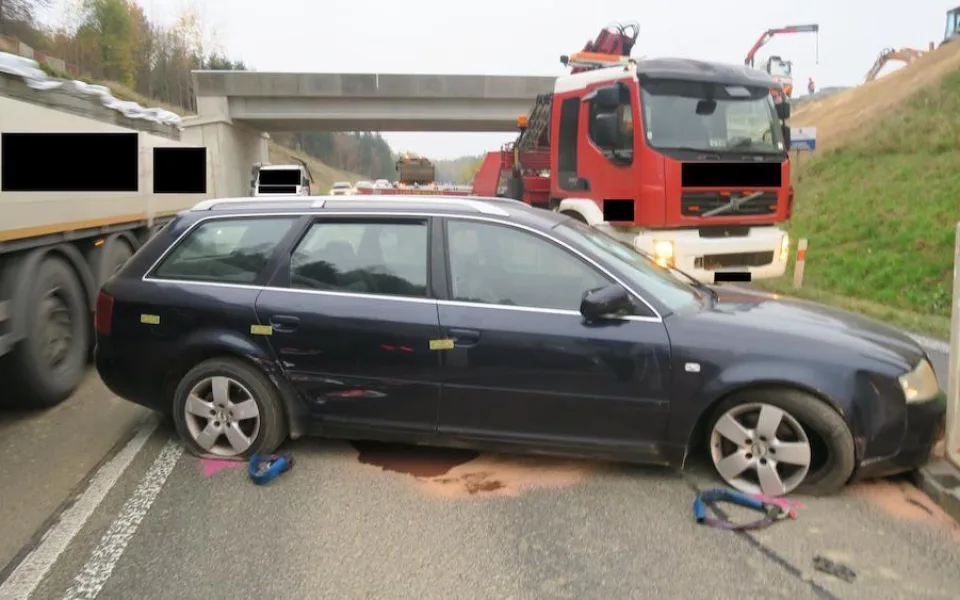 Honička u Jítravy. Ujíždějící auto zastavil až zastavovací pás, silnice byla uzavřená