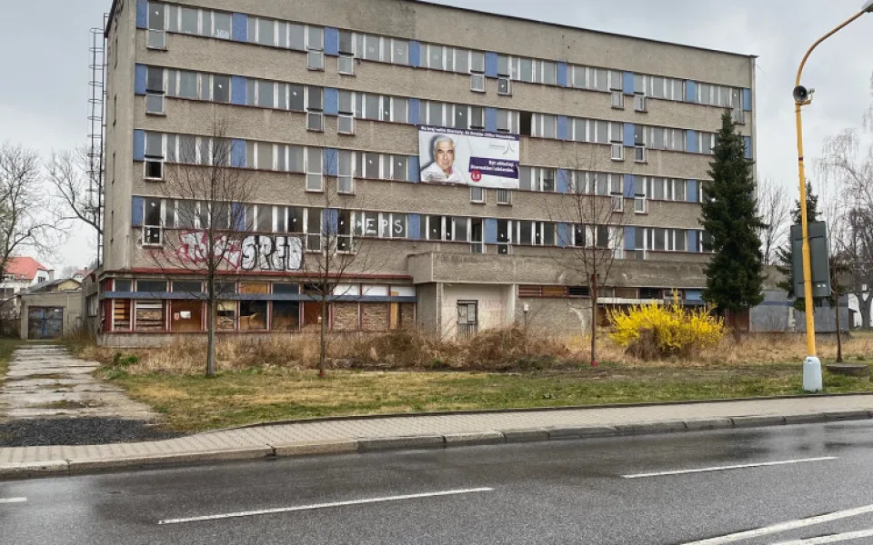 Zchátralý Kovák v Chrastavě už příští rok strašit nebude. Měl by jít k zemi ještě letos