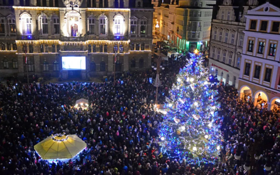 V Liberci nebude vánoční strom svítit celou noc, úspory chystají i další města