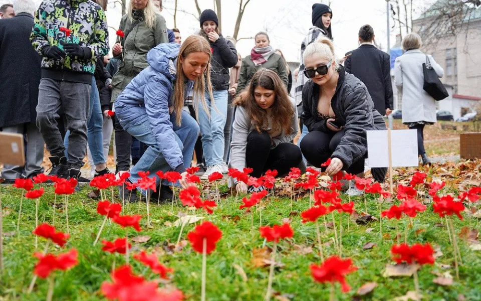 Více než stovka vlčích máků připomíná válečné veterány