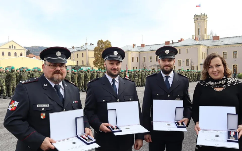 Policisté ocenění Záslužnou medailí Integrovaného záchranného systému