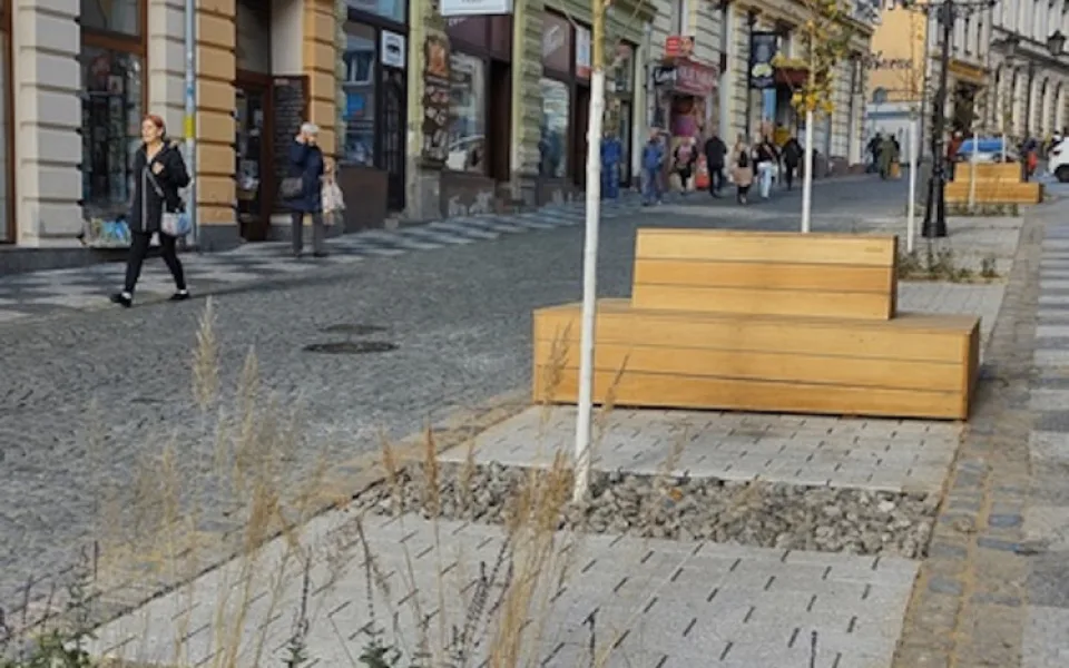 Nově upravené místo v centru Liberce. Ve spodní části Moskevské jsou lavičky i nové stromy