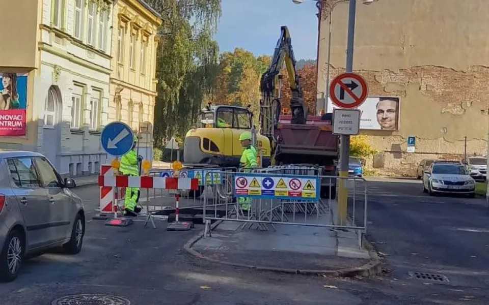 Oprava plynovodu v ulici 5. května v Jablonci se protáhne do prosince. Pokračovat bude příští rok