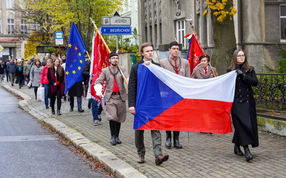 Liberec si připomněl listopad 1989. Městem prošel pochod proti zapomínání