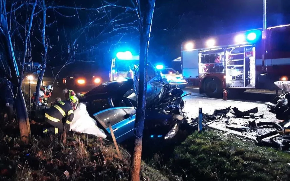Vážná nehoda u Bělé. Při srážce dvou aut se zranilo osm lidí, čtyři těžce