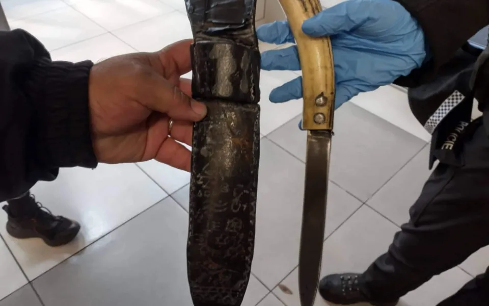 Incident na nádraží. Muž s nožem napadl prodejce zeleniny