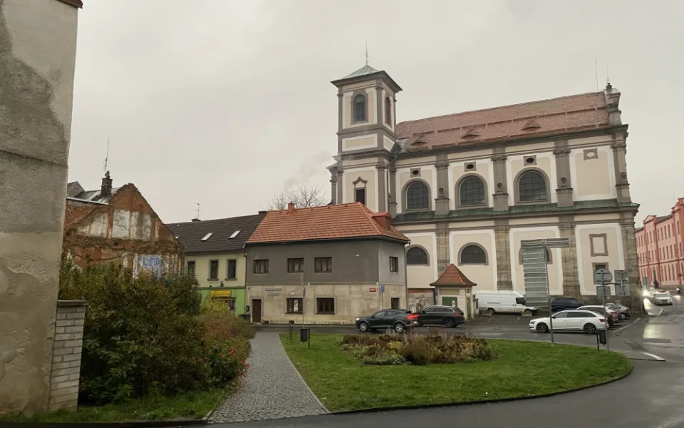 Proluka Jeřábkova náměstí, kde bude nová knihovna stát