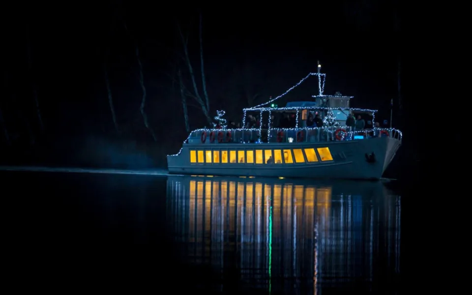 Regata Máchovo jezero připravuje na advent plavby vánočně vyzdobenou lodí Máj