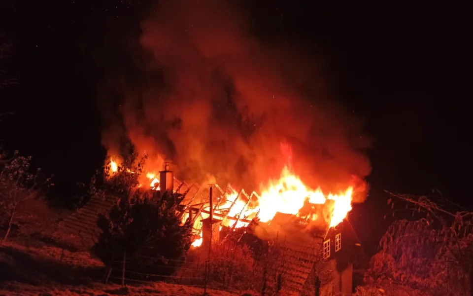 Požár rodinného domu v Českém Dubu. Podkroví pohltily plameny